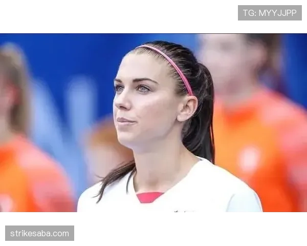 亚历克斯·摩根在家喝蛋白粉的样子，像极了我刷到的某个顶流女明星